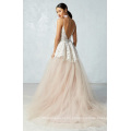 um lindo vestido de noiva blush com deslumbrante renda terminado